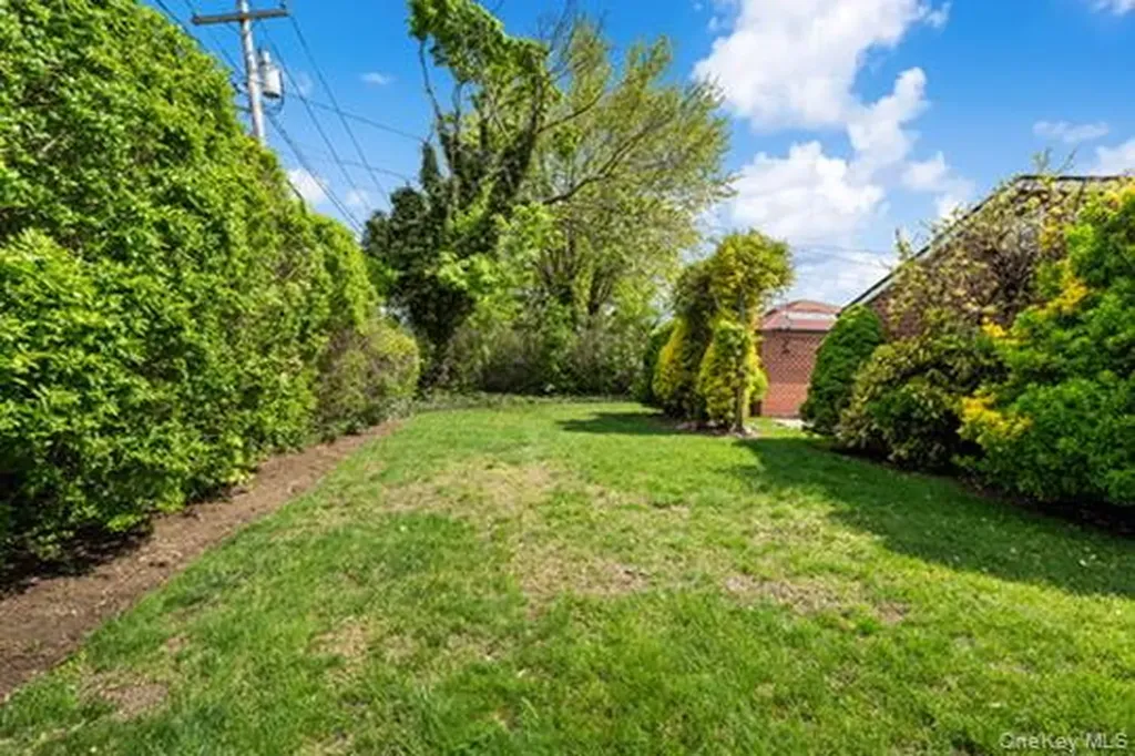 42 Pebble Lane Deer Park NY 11729