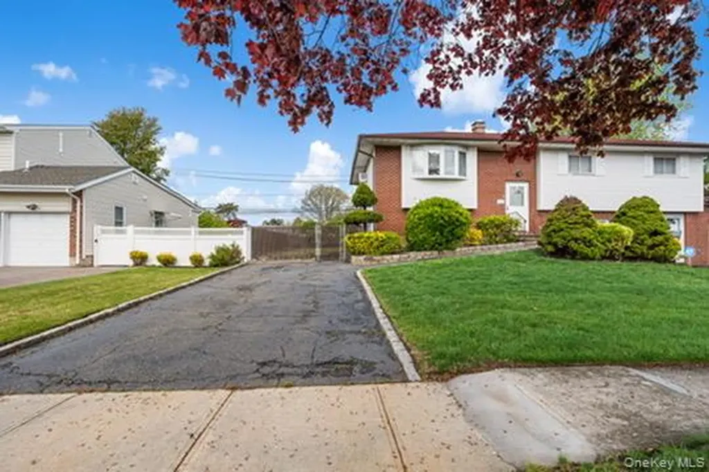 42 Pebble Lane Deer Park NY 11729