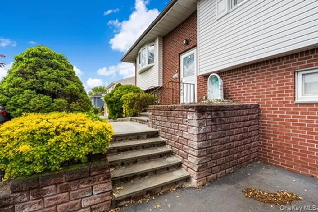 42 Pebble Lane Deer Park NY 11729