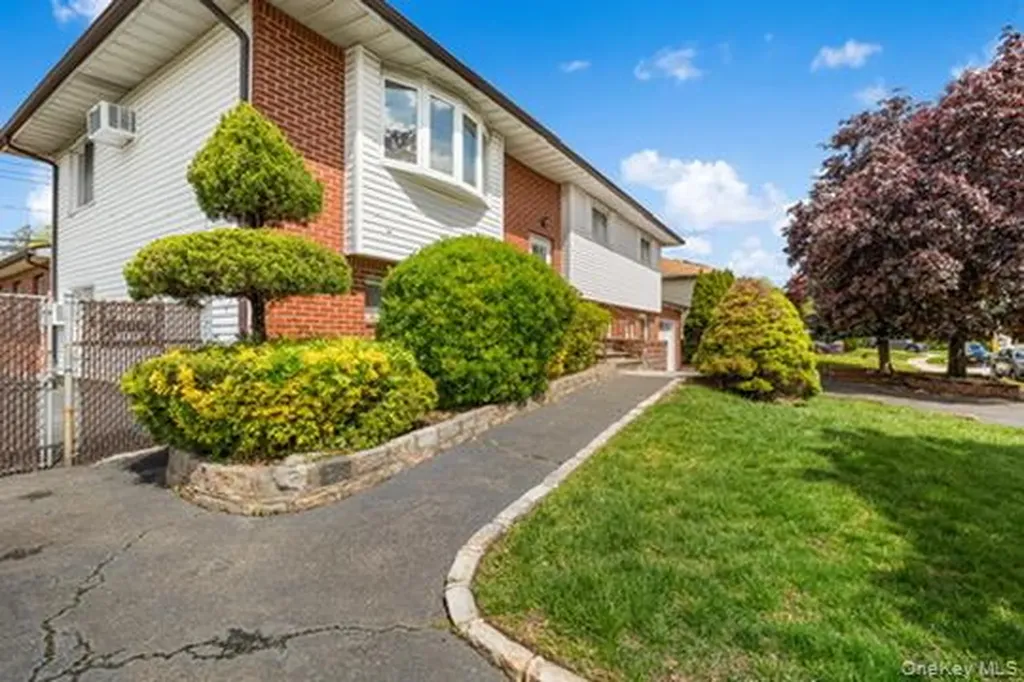 42 Pebble Lane Deer Park NY 11729