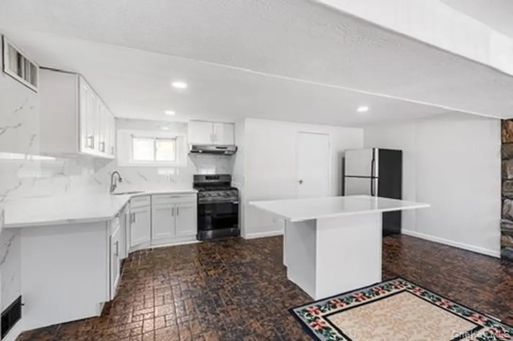 42 Pebble Lane Deer Park NY 11729