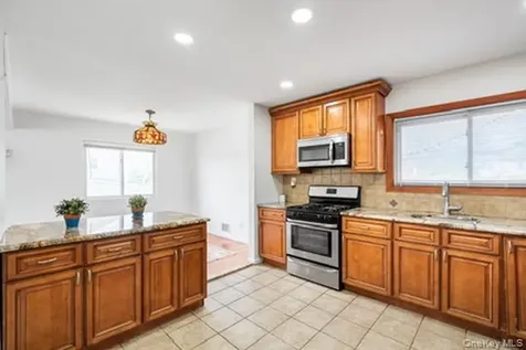 42 Pebble Lane Deer Park NY 11729