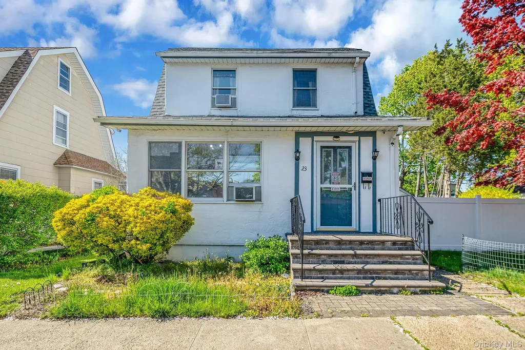 23 Evergreen Drive Lindenhurst NY 11757