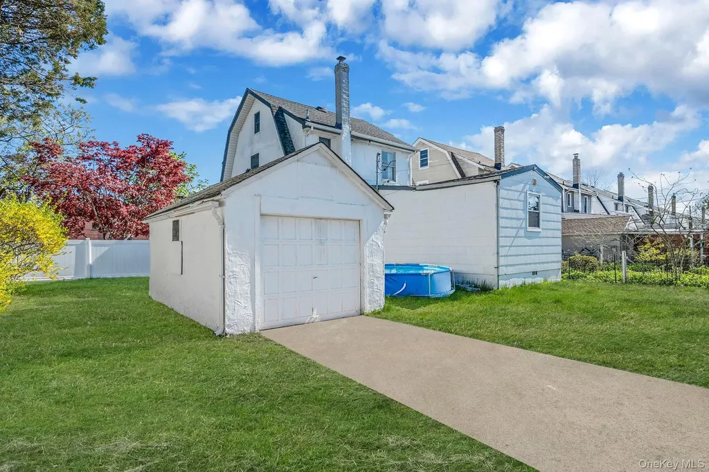 23 Evergreen Drive Lindenhurst NY 11757