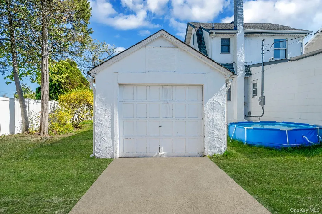 23 Evergreen Drive Lindenhurst NY 11757