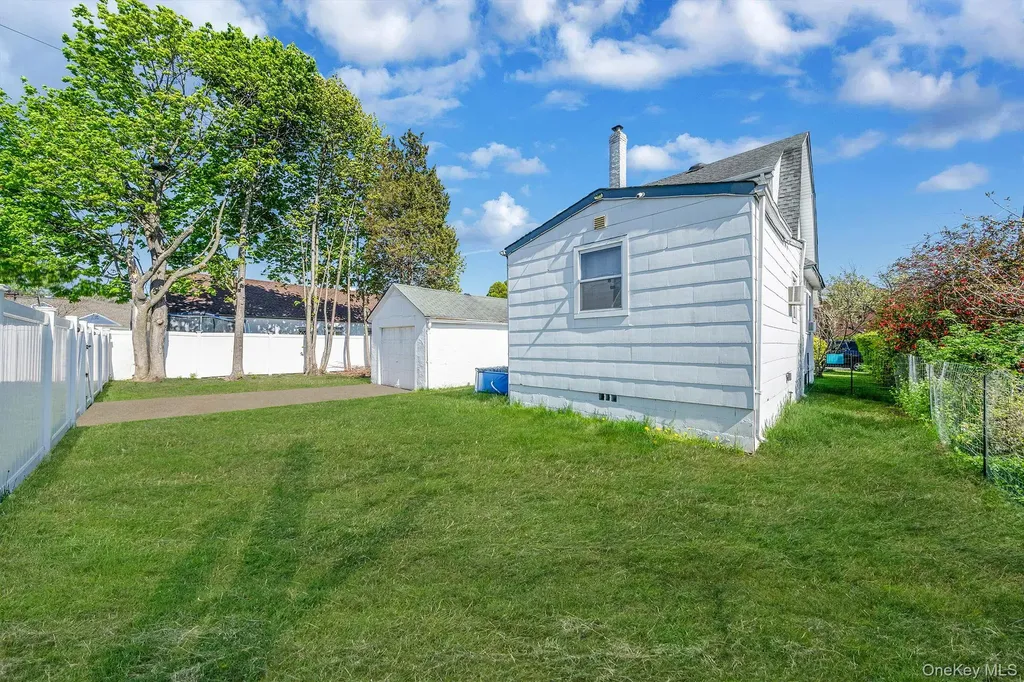 23 Evergreen Drive Lindenhurst NY 11757