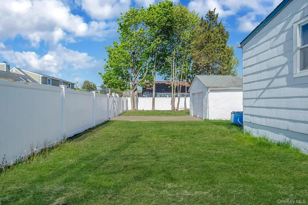23 Evergreen Drive Lindenhurst NY 11757