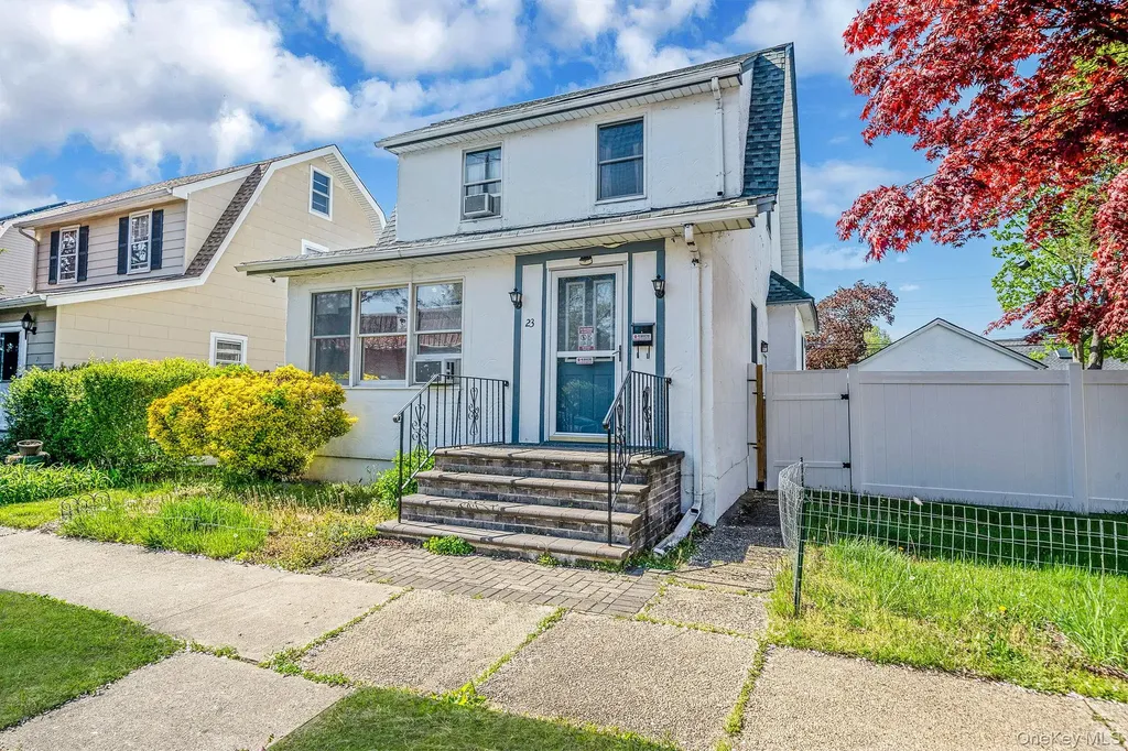23 Evergreen Drive Lindenhurst NY 11757