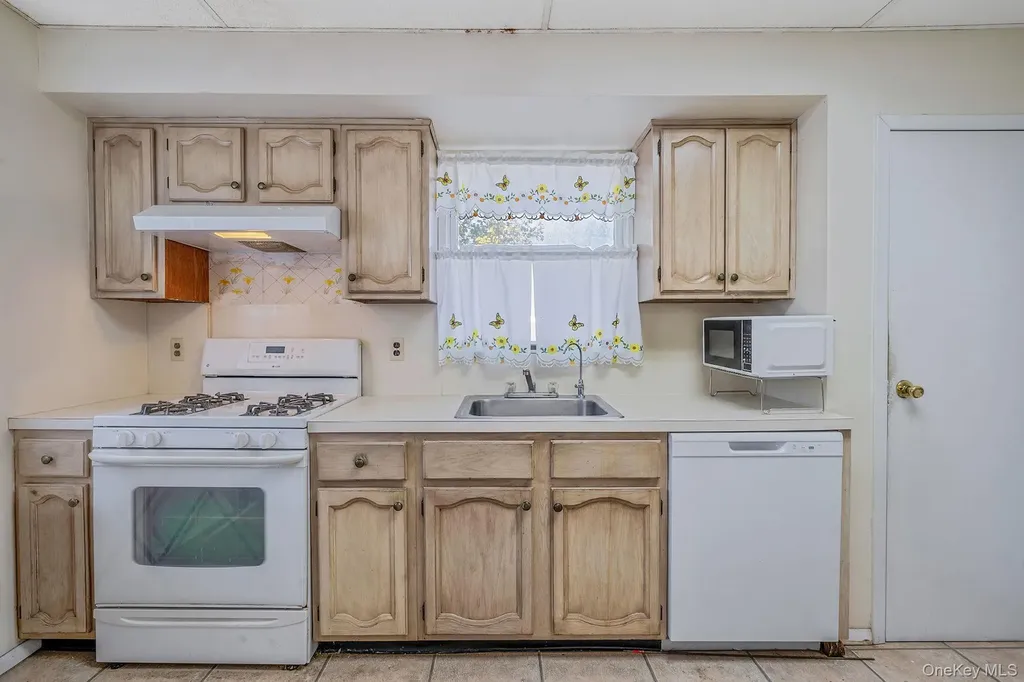 23 Evergreen Drive Lindenhurst NY 11757
