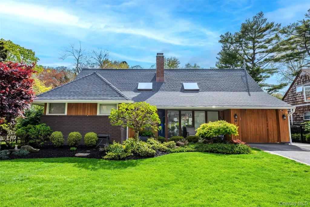 10 Oak Brook Lane Merrick NY 11566