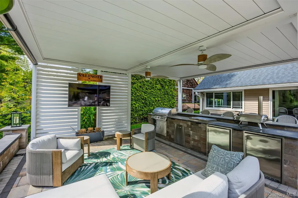 10 Oak Brook Lane Merrick NY 11566