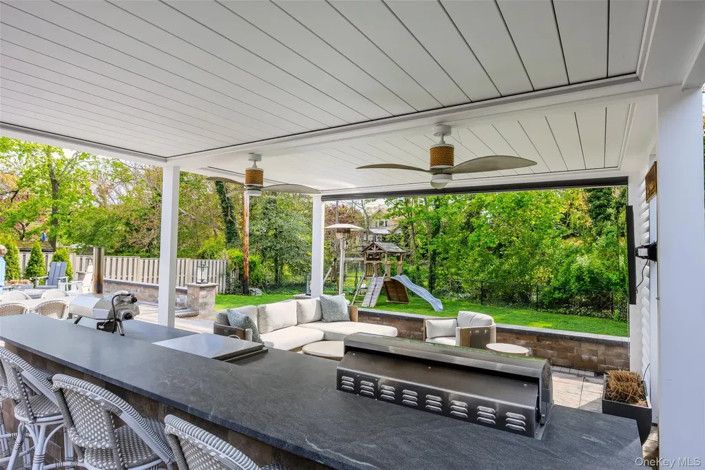 10 Oak Brook Lane Merrick NY 11566