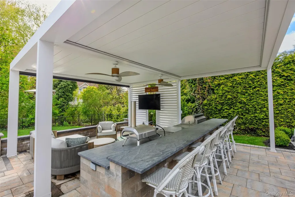 10 Oak Brook Lane Merrick NY 11566