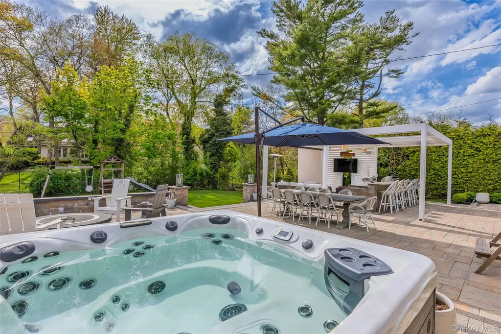 10 Oak Brook Lane Merrick NY 11566
