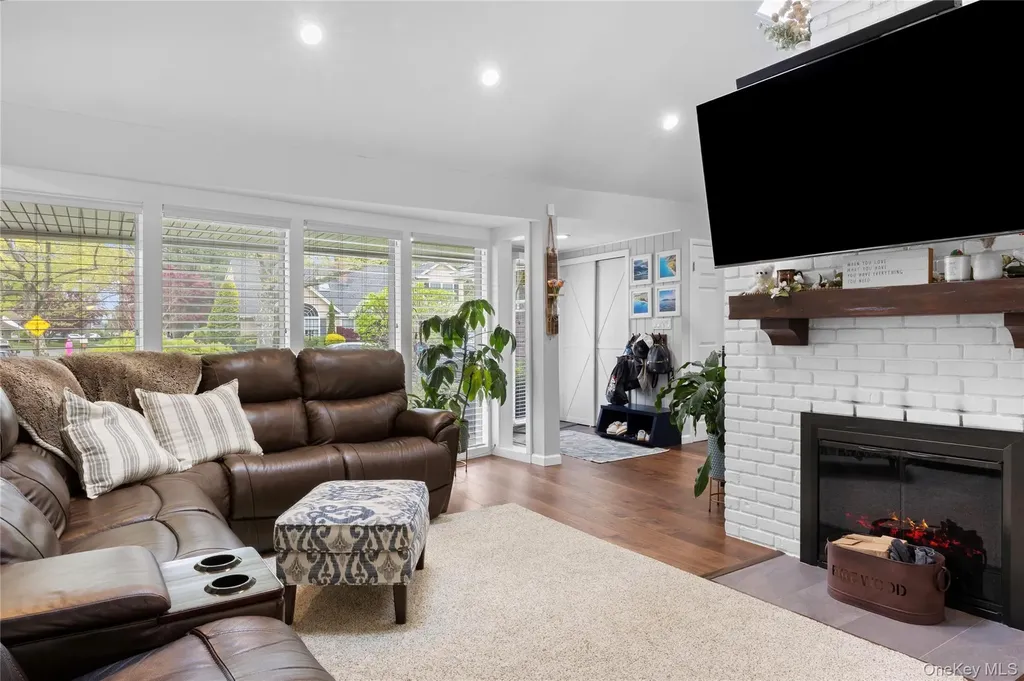 10 Oak Brook Lane Merrick NY 11566