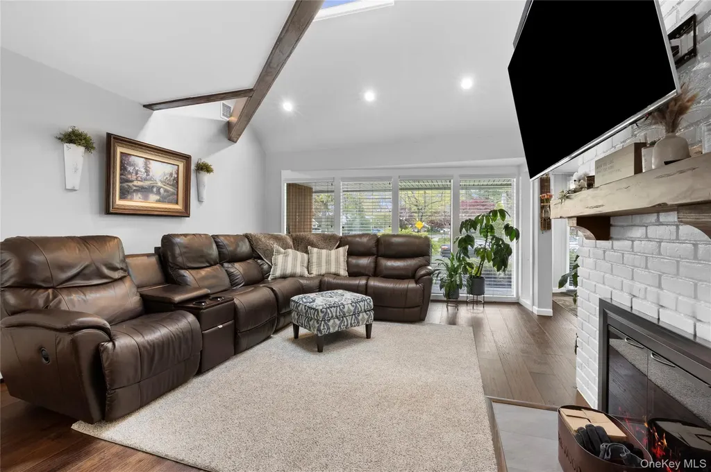 10 Oak Brook Lane Merrick NY 11566