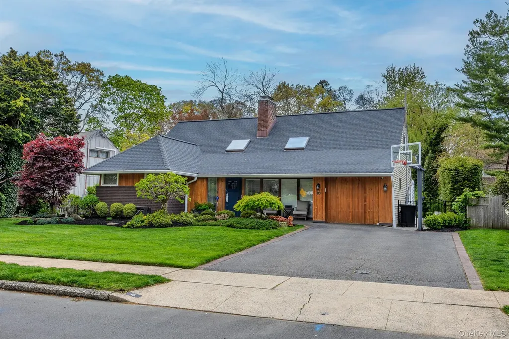 10 Oak Brook Lane Merrick NY 11566