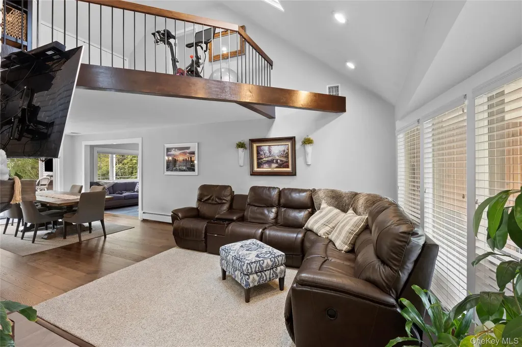 10 Oak Brook Lane Merrick NY 11566