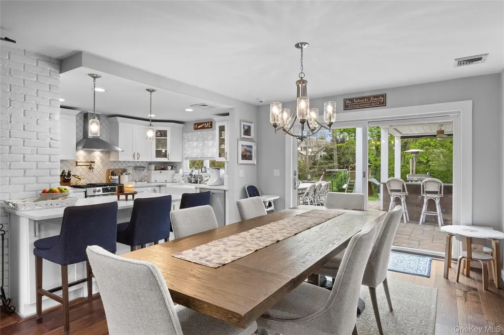 10 Oak Brook Lane Merrick NY 11566