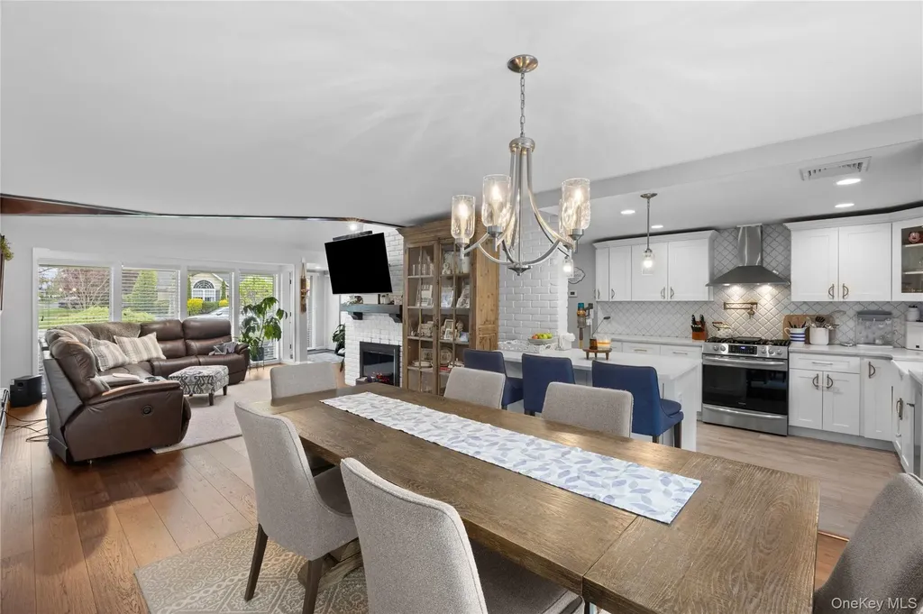 10 Oak Brook Lane Merrick NY 11566