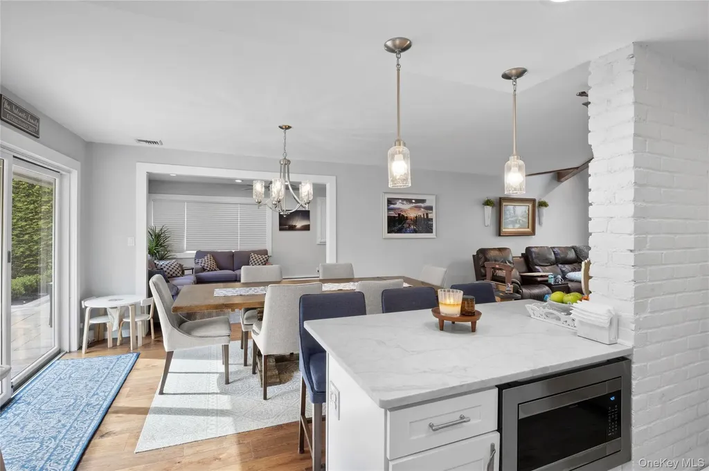 10 Oak Brook Lane Merrick NY 11566