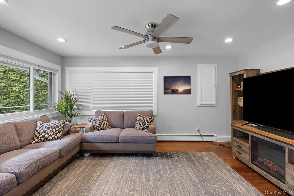 10 Oak Brook Lane Merrick NY 11566