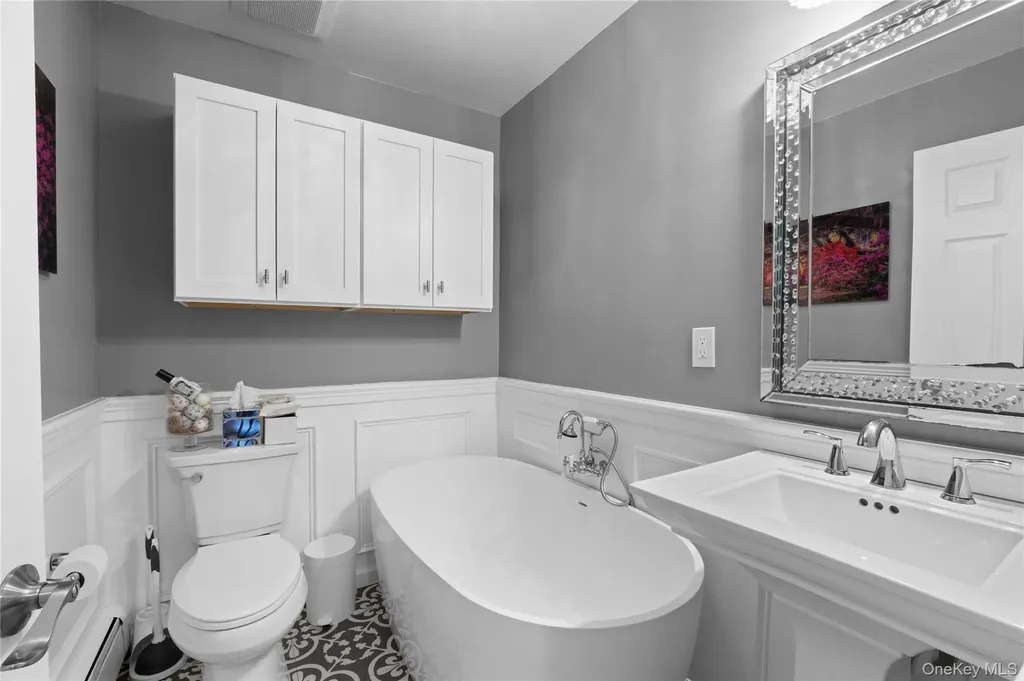 10 Oak Brook Lane Merrick NY 11566