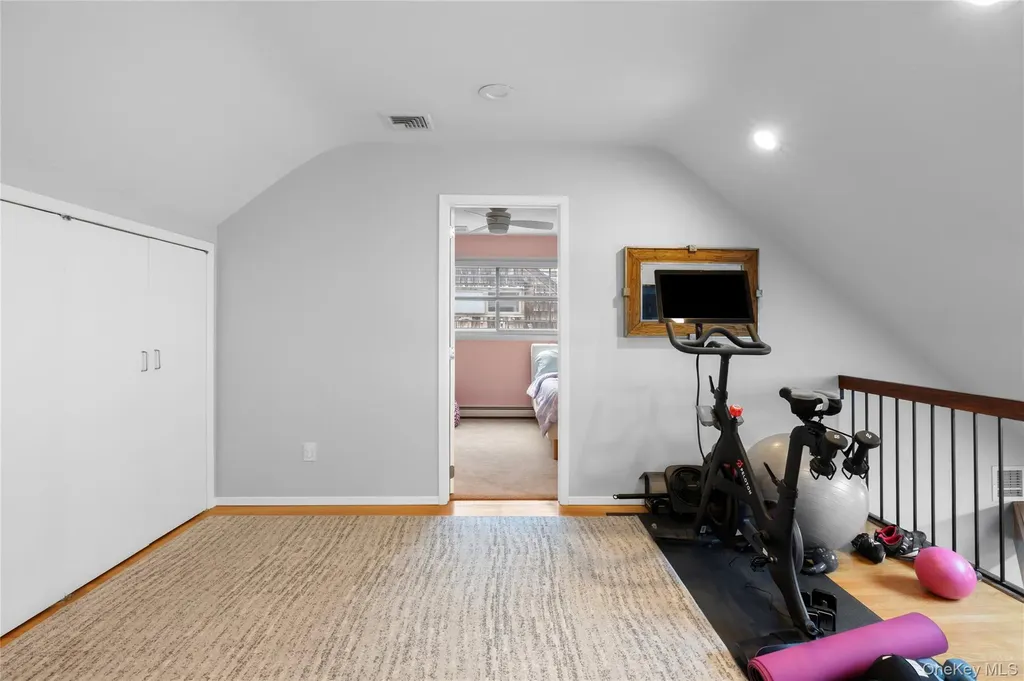 10 Oak Brook Lane Merrick NY 11566