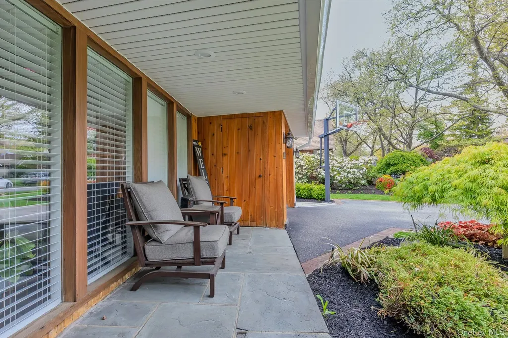 10 Oak Brook Lane Merrick NY 11566