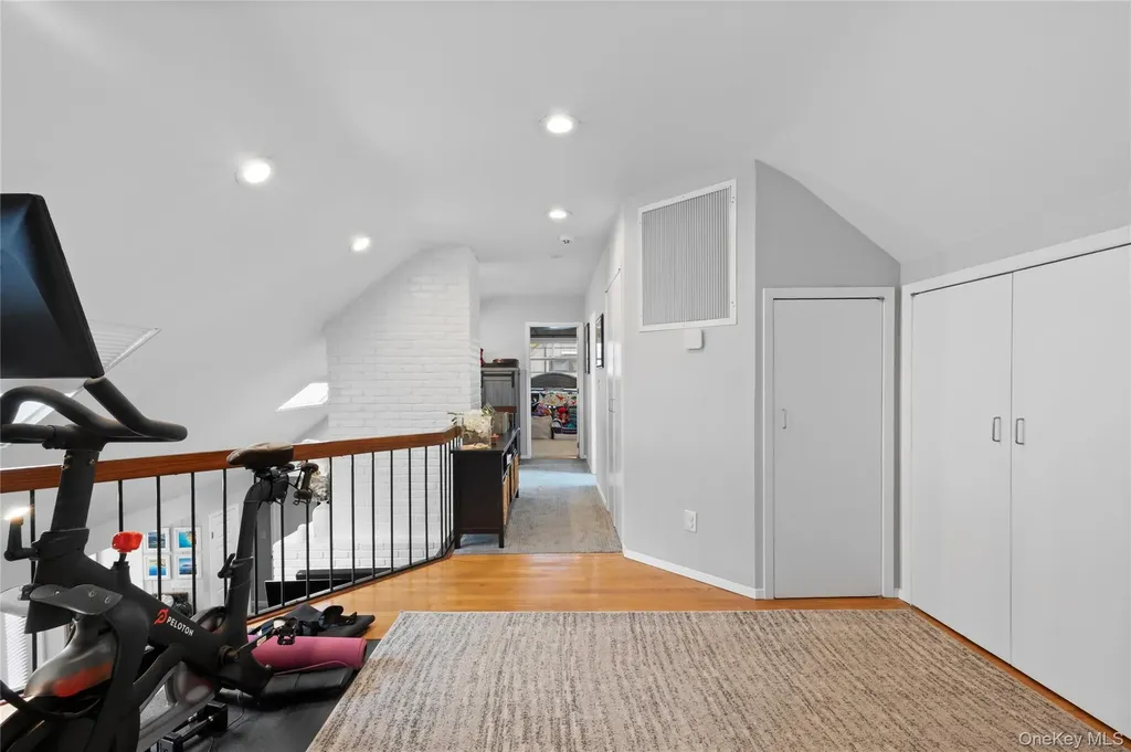 10 Oak Brook Lane Merrick NY 11566
