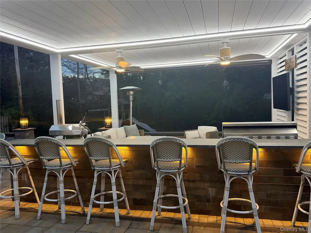 10 Oak Brook Lane Merrick NY 11566