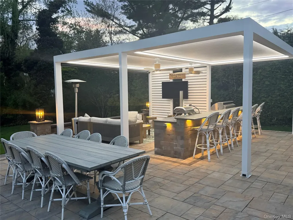 10 Oak Brook Lane Merrick NY 11566