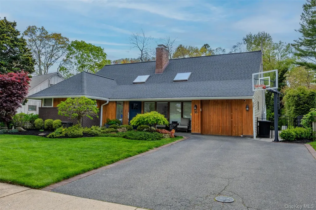 10 Oak Brook Lane Merrick NY 11566