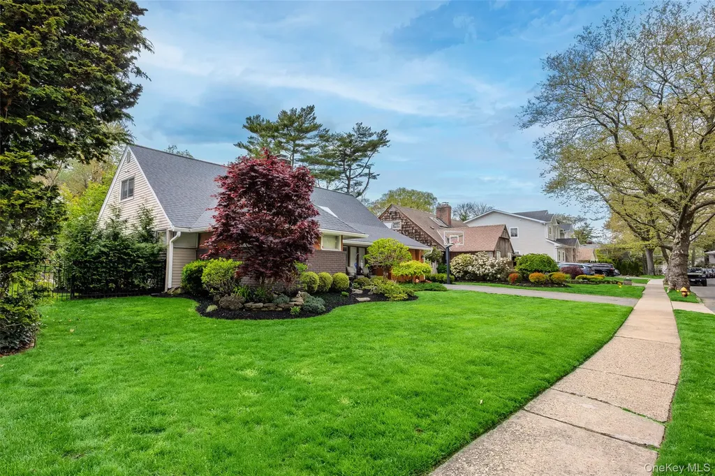 10 Oak Brook Lane Merrick NY 11566