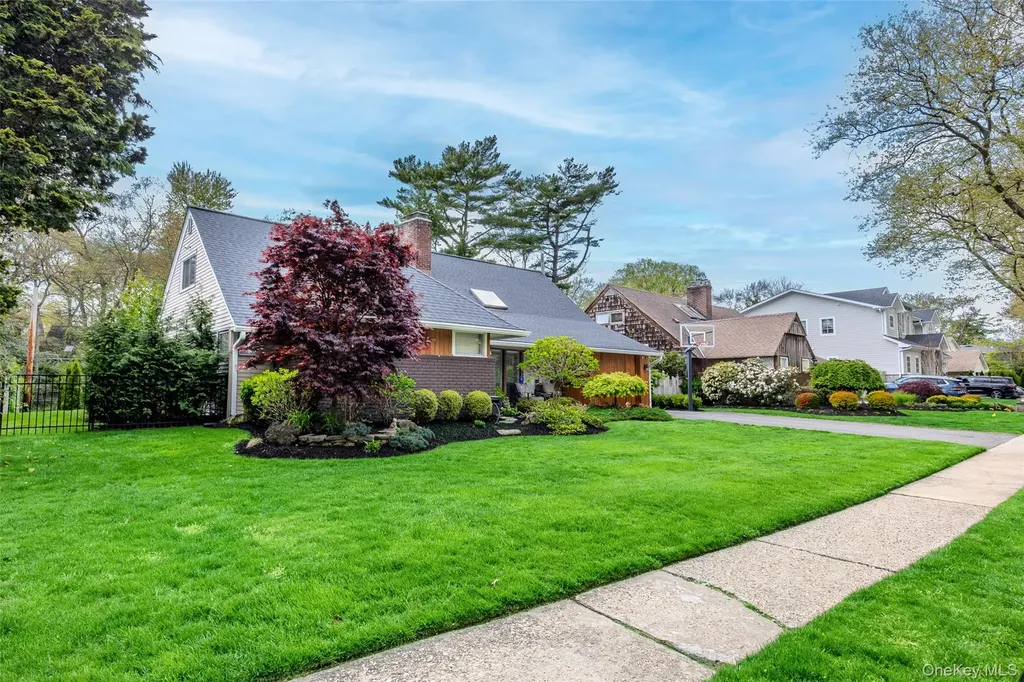 10 Oak Brook Lane Merrick NY 11566