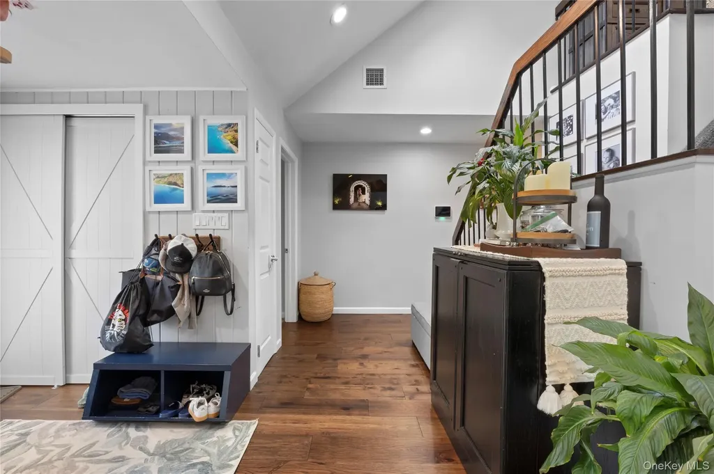 10 Oak Brook Lane Merrick NY 11566