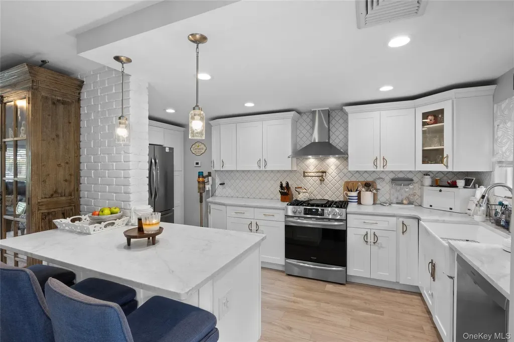 10 Oak Brook Lane Merrick NY 11566