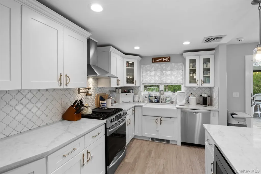 10 Oak Brook Lane Merrick NY 11566