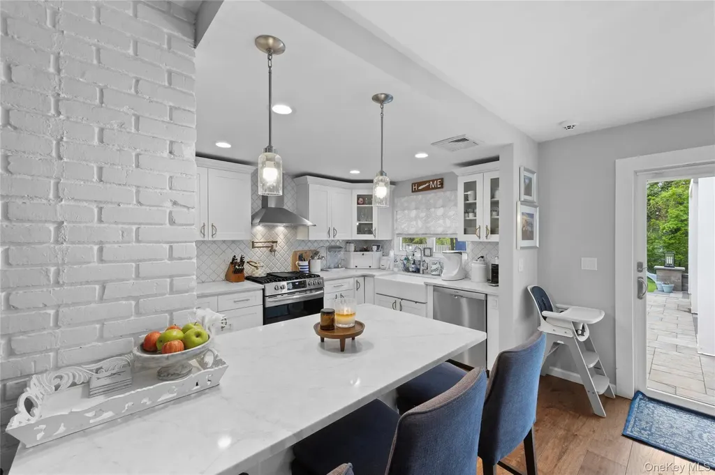 10 Oak Brook Lane Merrick NY 11566