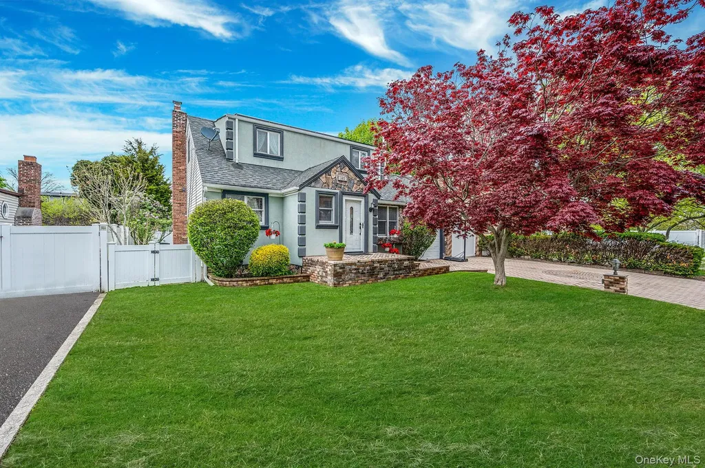 320 28th Street Lindenhurst NY 11757