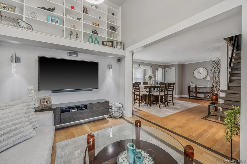 320 28th Street Lindenhurst NY 11757