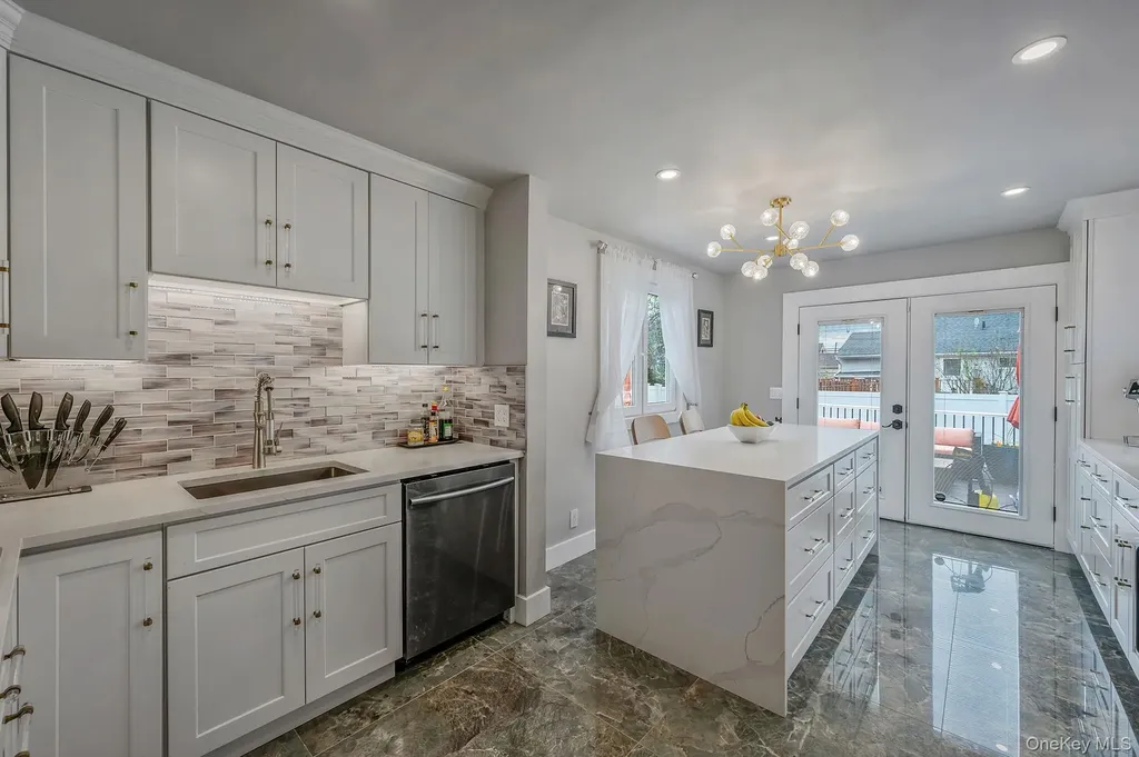 320 28th Street Lindenhurst NY 11757