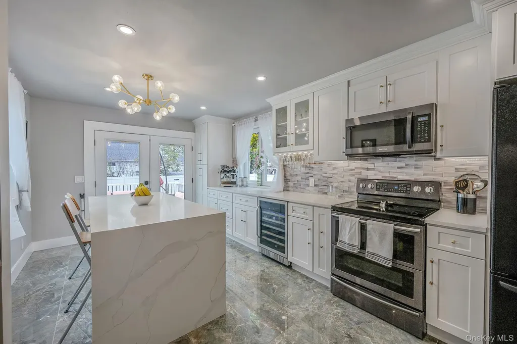320 28th Street Lindenhurst NY 11757