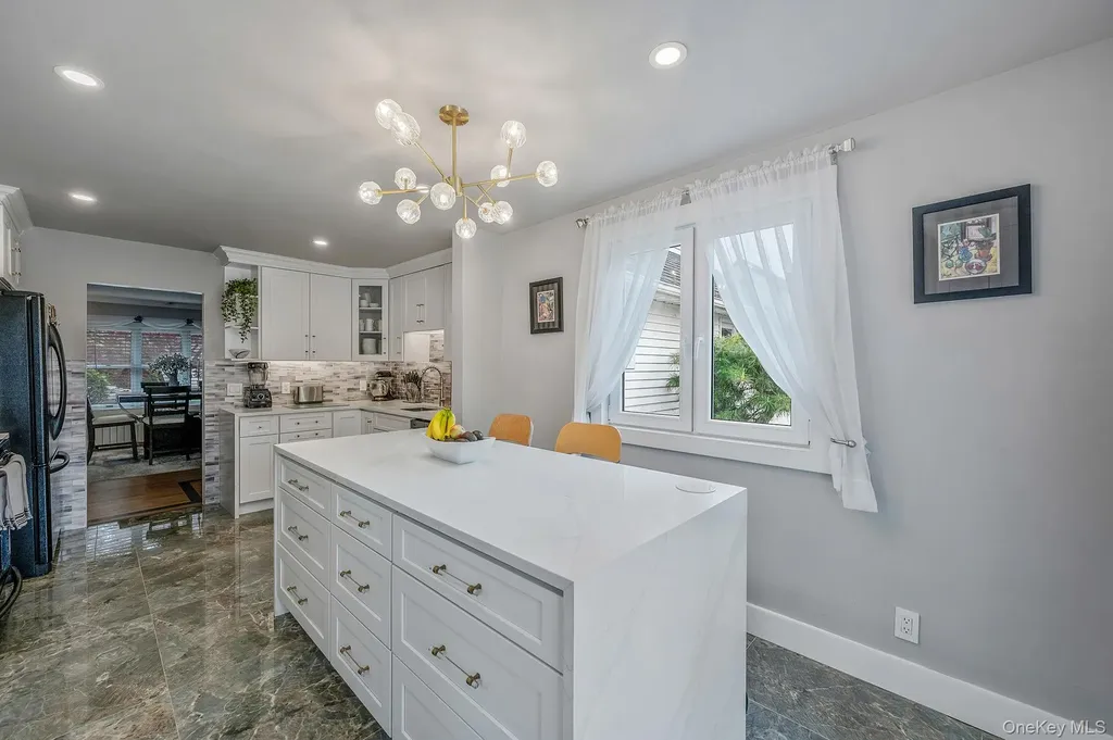 320 28th Street Lindenhurst NY 11757