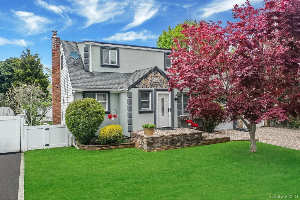 320 28th Street Lindenhurst NY 11757