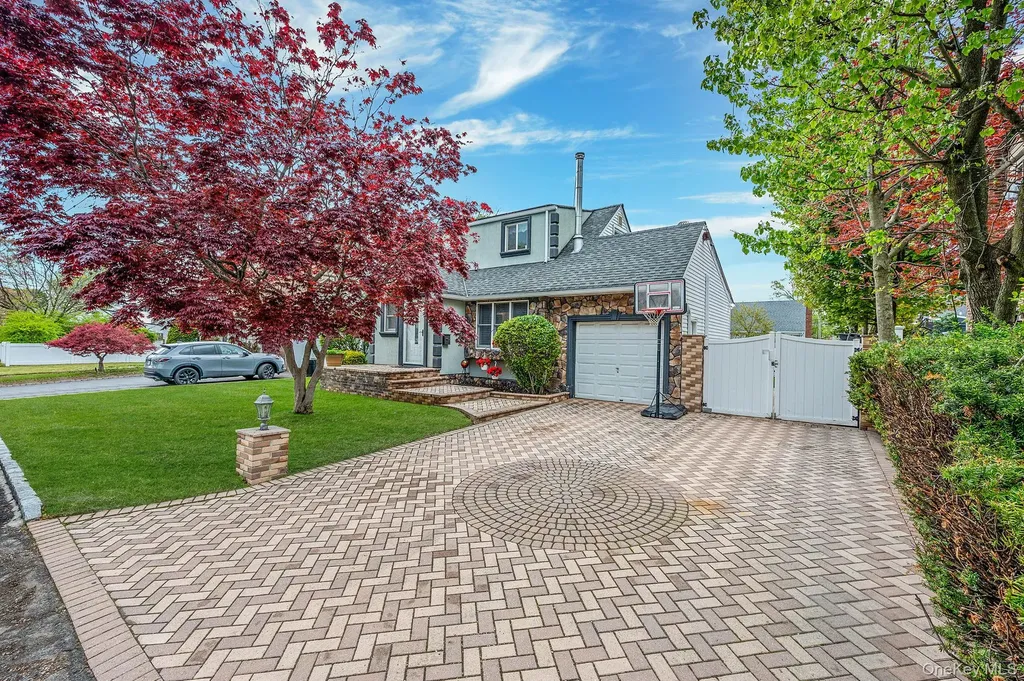 320 28th Street Lindenhurst NY 11757