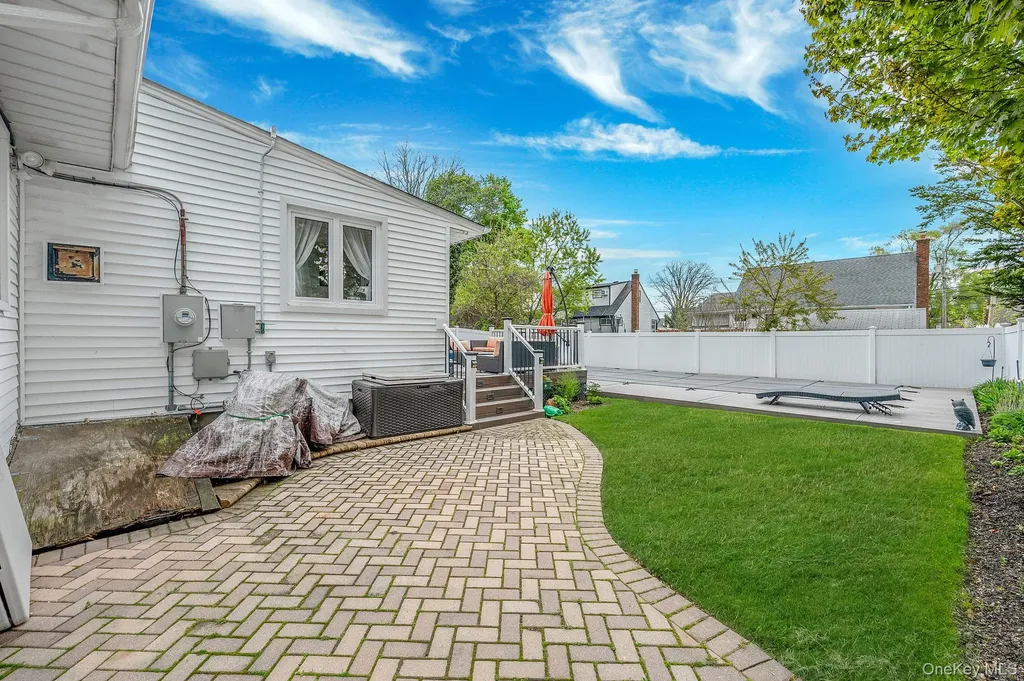 320 28th Street Lindenhurst NY 11757