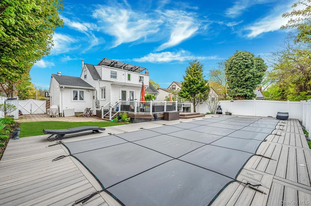 320 28th Street Lindenhurst NY 11757
