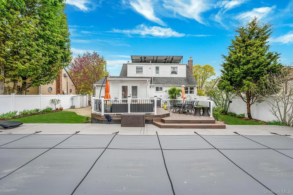 320 28th Street Lindenhurst NY 11757