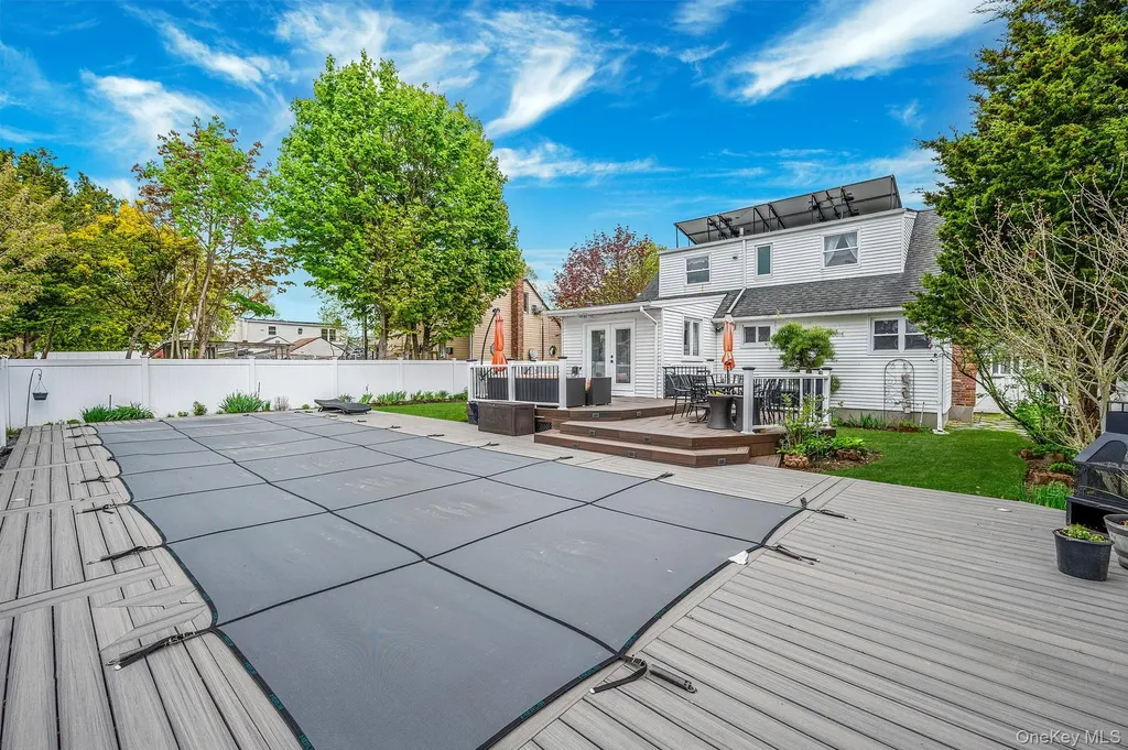 320 28th Street Lindenhurst NY 11757